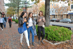 walking_on_king_street_in_old_town_alexandria_credit_m_enriquez_for_visit_alexandria_720x482_72_rgb