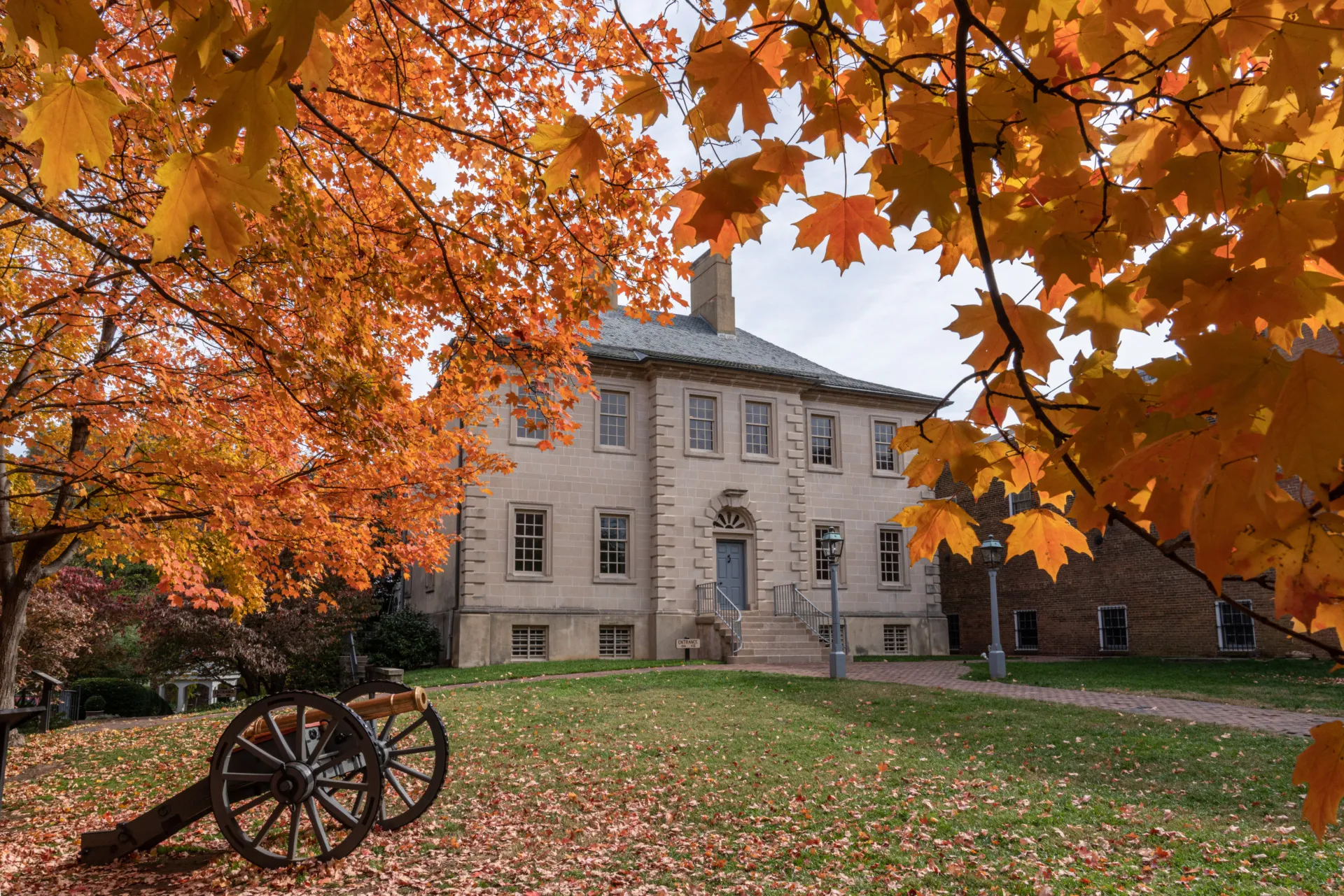 An image of Carlyle House during the fall season.